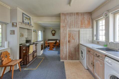 40 Castlecroft Gardens-kitchen1.jpg