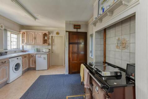 40 Castlecroft Gardens-kitchen2.jpg