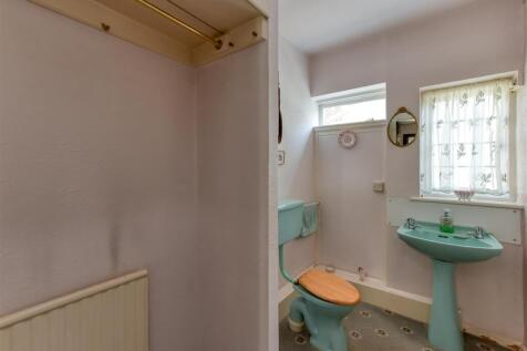 40 Castlecroft Gardens-cloaks.jpg