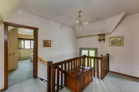 40 Castlecroft Gardens-landing.jpg
