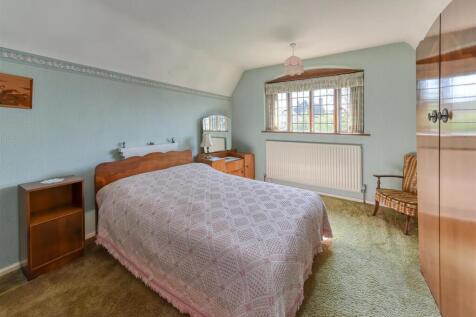 40 Castlecroft Gardens-bed2.jpg