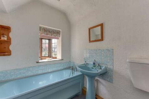 40 Castlecroft Gardens-bathroom.jpg
