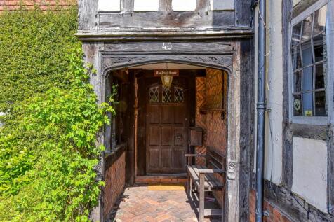 40 Castlecroft Gardens-porch.jpg