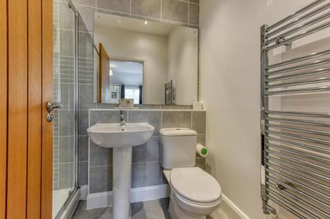 5F The Mitre-bed1 ensuite.jpg