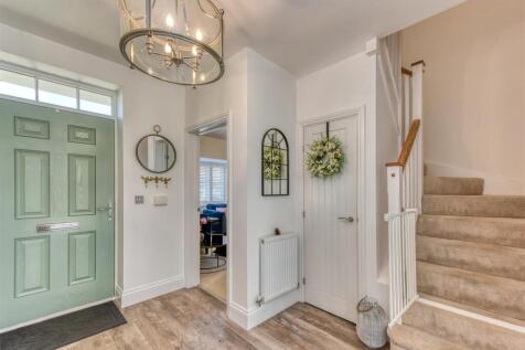 30 Anvil Close-hall.jpg