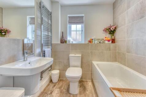 30 Anvil Close-bathroom.jpg