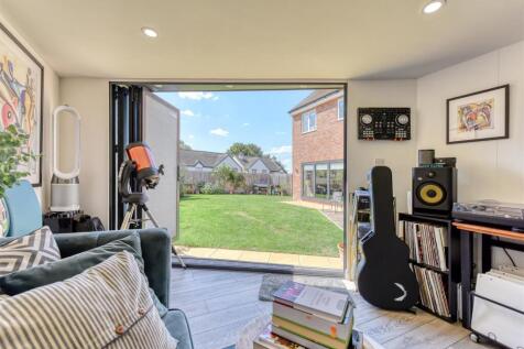30 Anvil Close-garden room2.jpg
