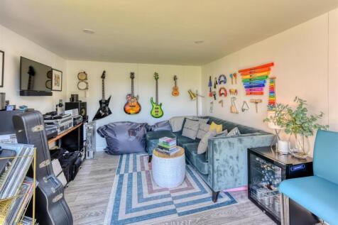 30 Anvil Close-garden room1.jpg