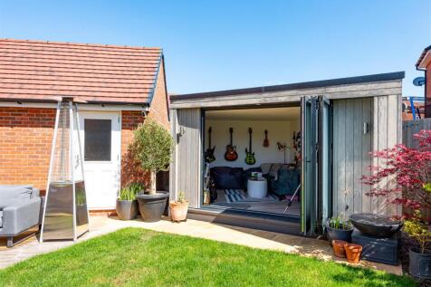 30 Anvil Close-external4.jpg