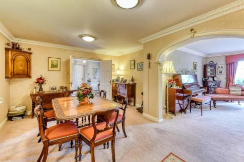 5 Eynsham Court-dining3.jpg