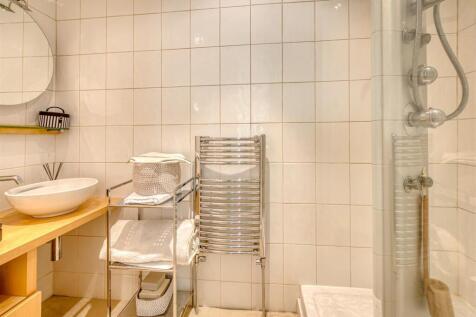 58 Perton Road-bed1 ensuite.jpg