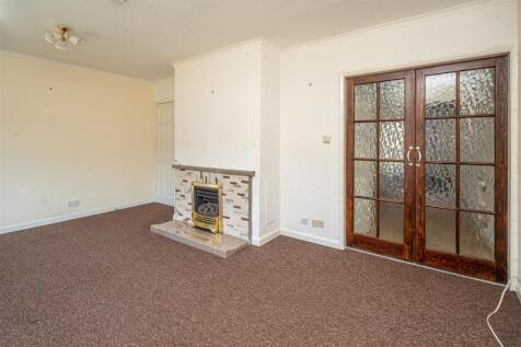 4 Easthall Close lounge.jpg