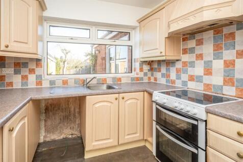 4 Easthall Close kitchen.jpg
