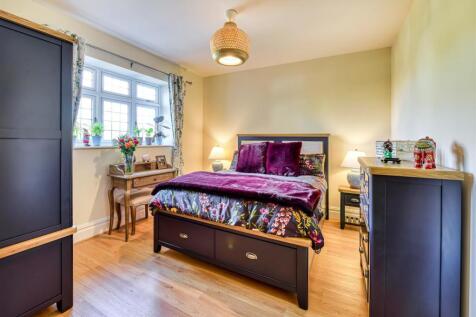3 The Gables-bed2.jpg