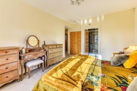 3 The Gables-bed1b.jpg