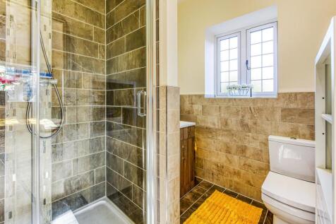 3 The Gables-bed1 ensuite.jpg