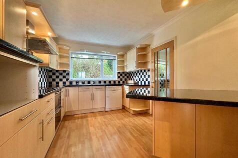 Kitchen with breakfast bar