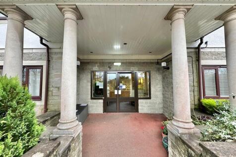 Impressive covered entrance to the ap...