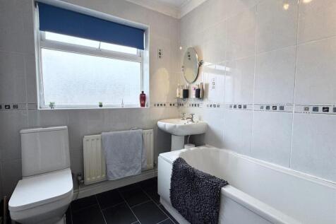 Family bathroom 2.jpg