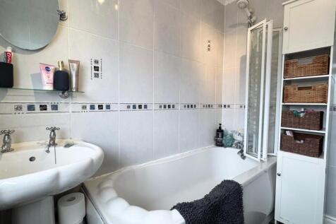 Family bathroom 1.jpg