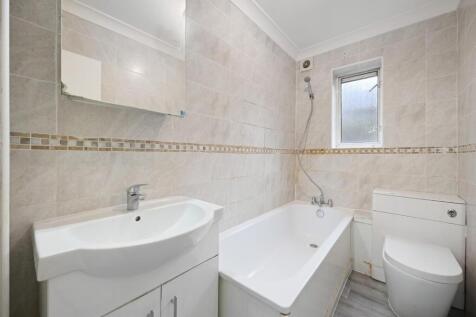 RCREA- 19 rosemont court- bathroom 3 (1).jpg