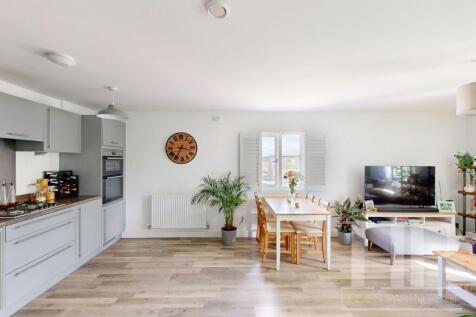 Lounge/dining/kitchen area