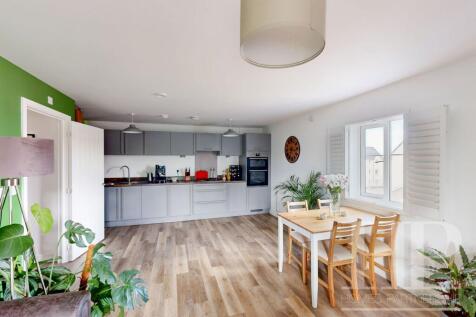 Lounge/dining/kitchen area