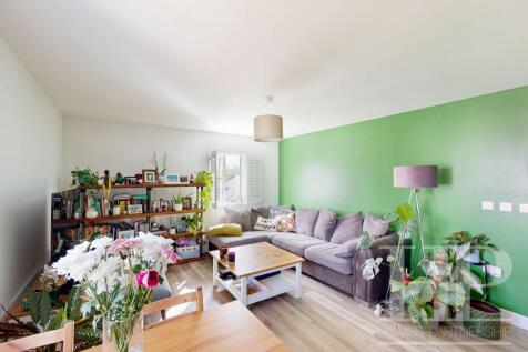 Lounge/dining/kitchen area