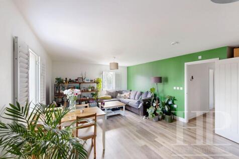 Lounge/dining/kitchen area