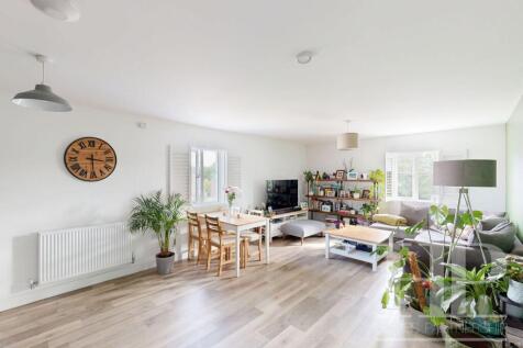 Lounge/dining/kitchen area