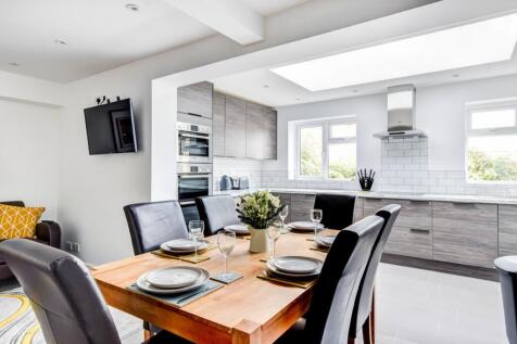 LOUNGE / KITCHEN / DINING AREA