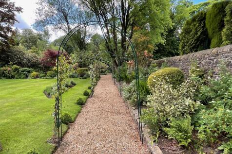 Enclosed Courtyard &amp; Grounds