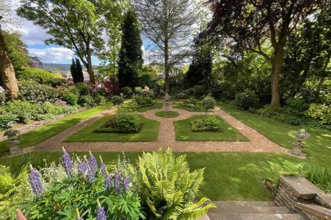 Enclosed Courtyard &amp; Grounds