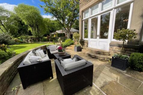 Enclosed Courtyard &amp; Grounds