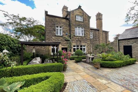 Enclosed Courtyard &amp; Grounds