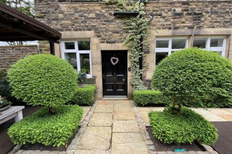 Enclosed Courtyard &amp; Grounds