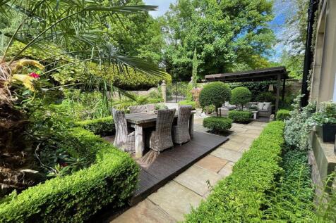 Enclosed Courtyard &amp; Grounds