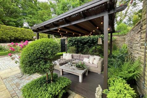 Enclosed Courtyard &amp; Grounds