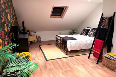 bedroom 1 vendors photo.jpg