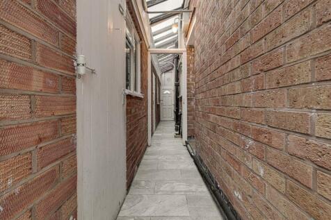 COVERED SIDE PASSAGE