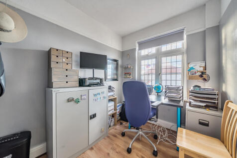 1382738-12-691f4b...