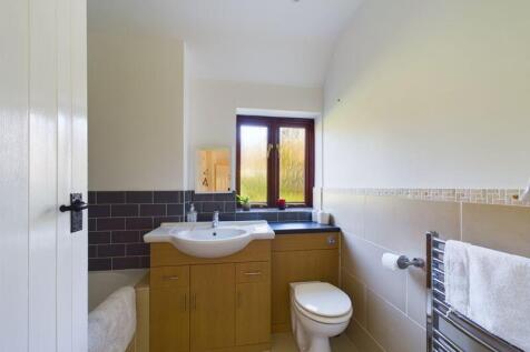 En-suite to Bedroom 3