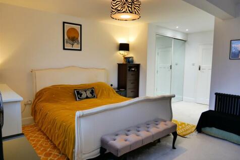 MASTER BEDROOM SUITE