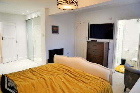 MASTER BEDROOM SUITE