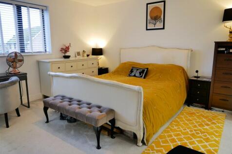 MASTER BEDROOM SUITE