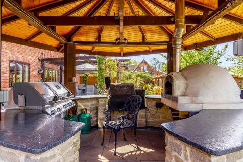 Covered Kitchen/Bbq