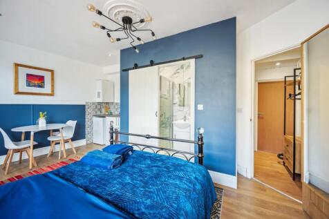 Bedroom to shower room.jpg