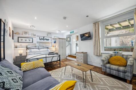 Lounge-Bedroom to Kitchen.jpg