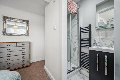 Bedroom One en-suite shower.jpg