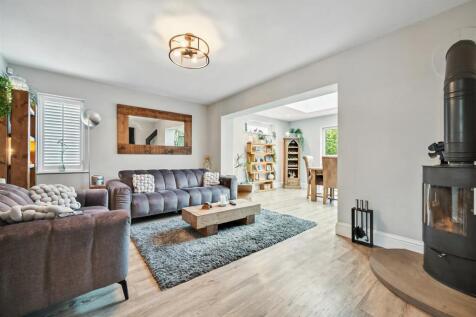 Lounge towards Dining Room.jpg